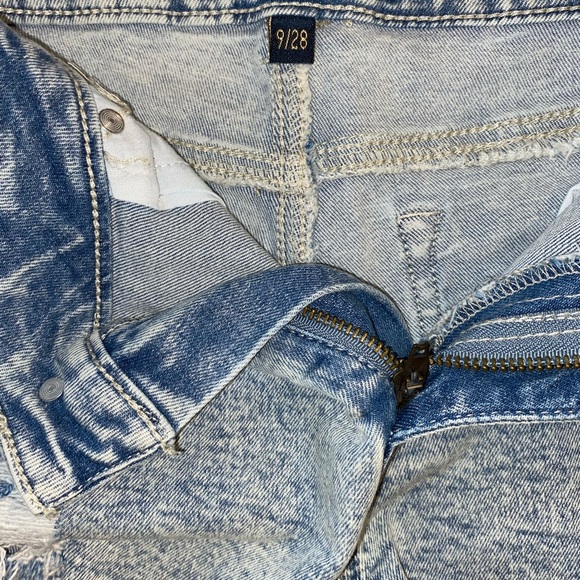 These denim shorts are from Indingo Rein. Size 9/28 << so like a medium - Picture 2 of 3